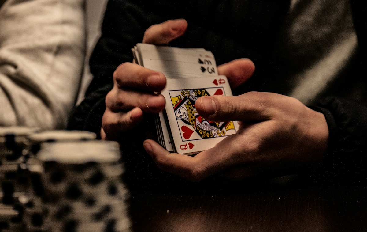 Choosing Between Online Casinos and Physical Venues in British Columbia